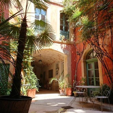 Rue Du Chateau Tarascon Buitenkant foto