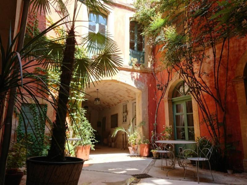 Rue Du Chateau Tarascon Buitenkant foto